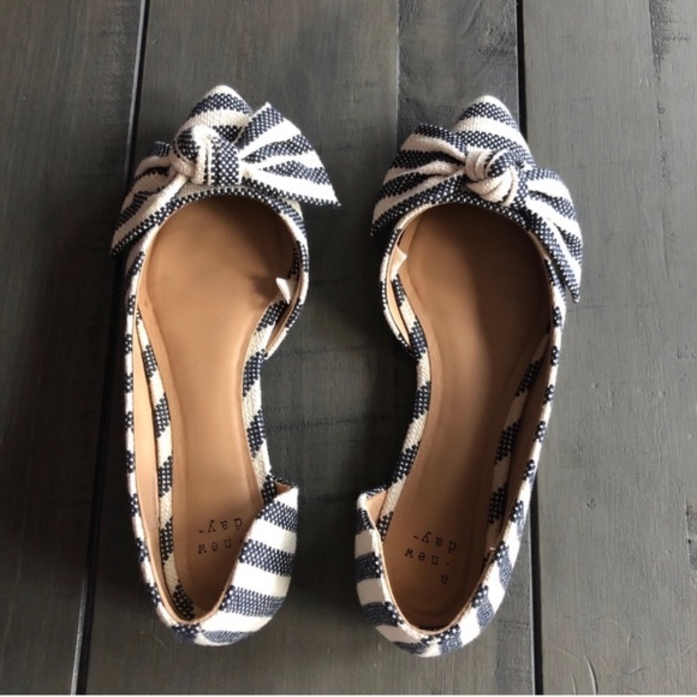 || A NEW DAY || Jayme Cream/Navy Stripe Flats EUC